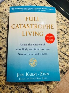 📚Full Catastrophe Living by Jon Kabat-Zinn - Blue Paperback